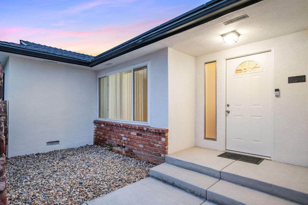 Image 2 of property listing at 638 E Browning Avenue, Fresno, CA 93710