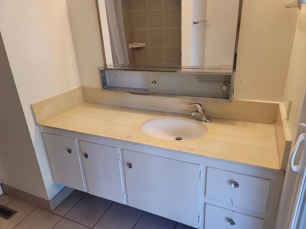 Image 10 of property listing at 679 W Bullard Avenue, Fresno, CA 93704