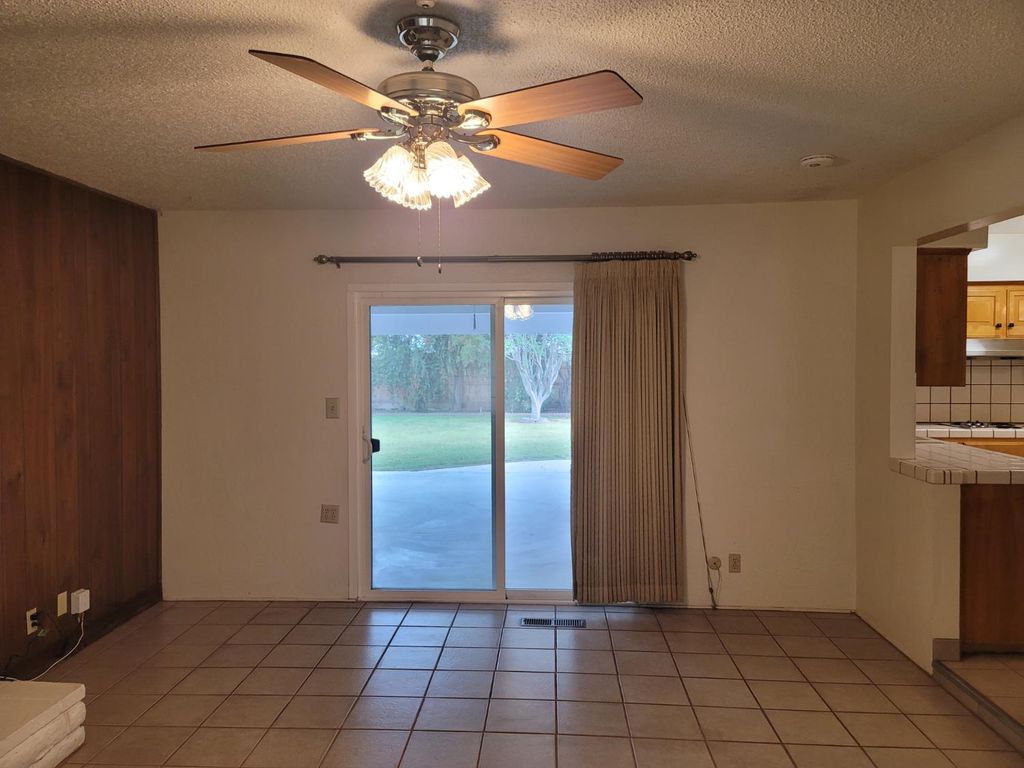 Image 3 of property listing at 679 W Bullard Avenue, Fresno, CA 93704