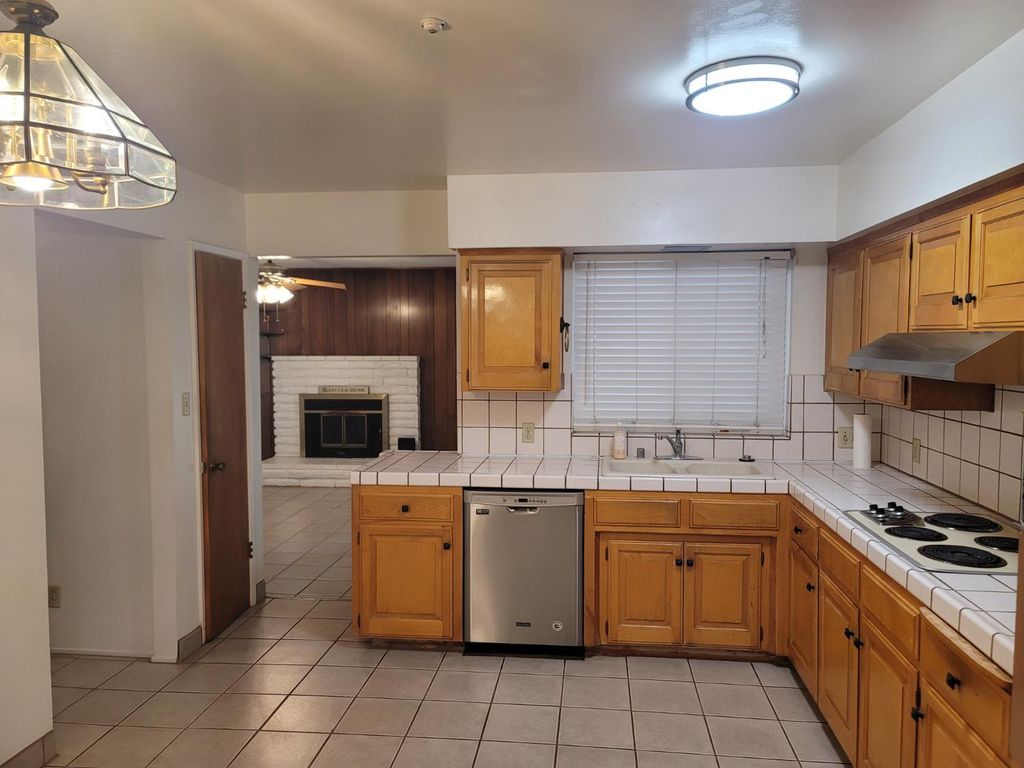 Image 6 of property listing at 679 W Bullard Avenue, Fresno, CA 93704