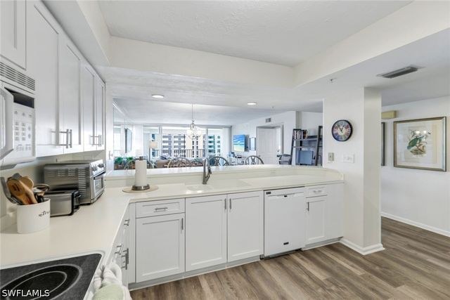 21 Bluebill AVE B905, Naples, FL 34108