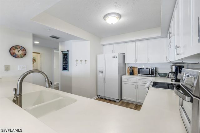 21 Bluebill AVE B905, Naples, FL 34108