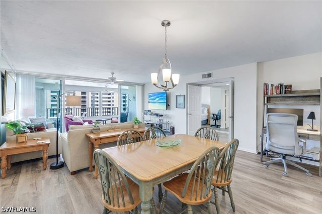 21 Bluebill AVE B905, Naples, FL 34108