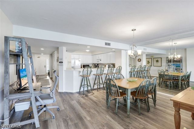 21 Bluebill AVE B905, Naples, FL 34108