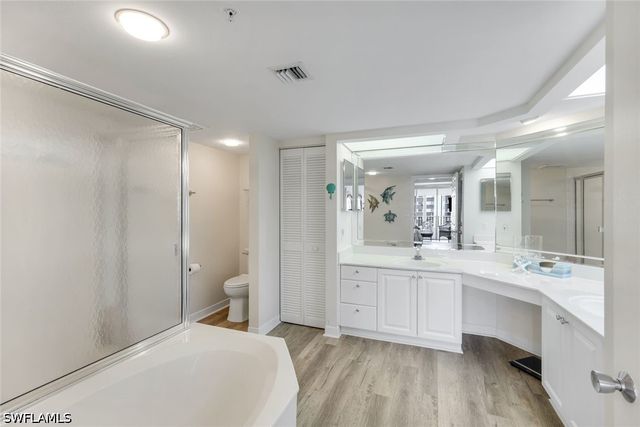 21 Bluebill AVE B905, Naples, FL 34108