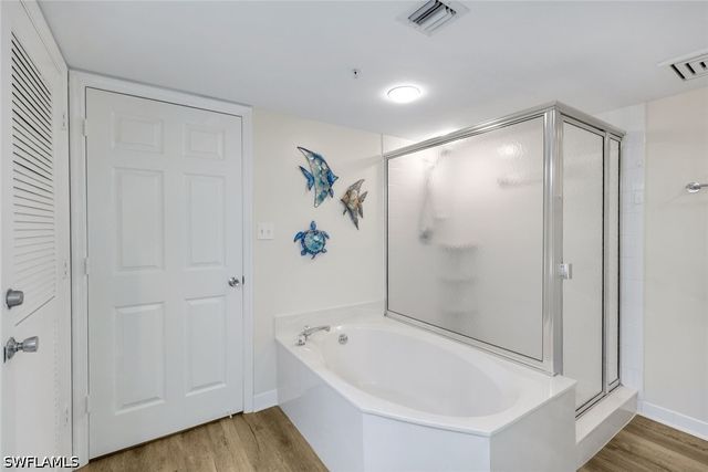 21 Bluebill AVE B905, Naples, FL 34108