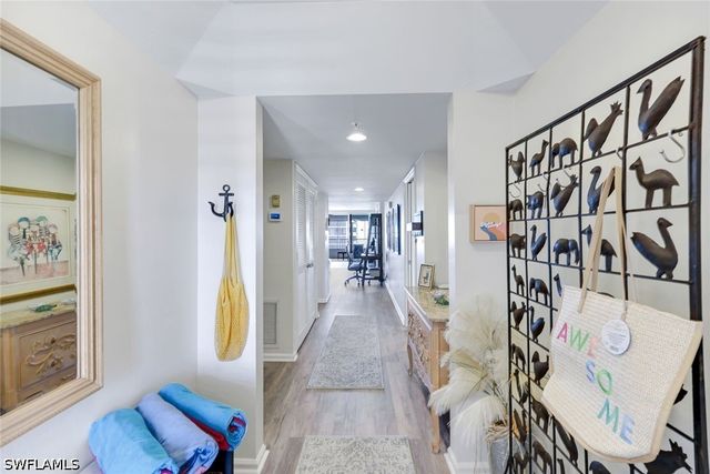 21 Bluebill AVE B905, Naples, FL 34108