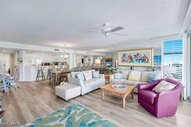 21 Bluebill AVE B905, Naples, FL 34108