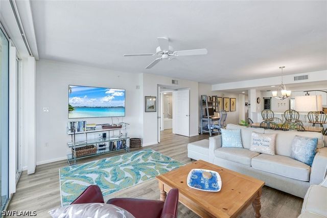 21 Bluebill AVE B905, Naples, FL 34108