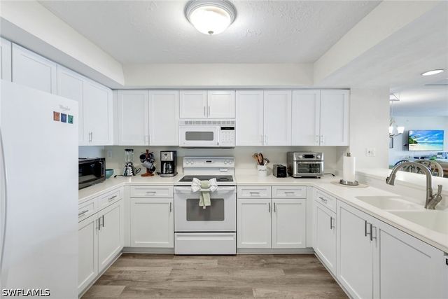 21 Bluebill AVE B905, Naples, FL 34108