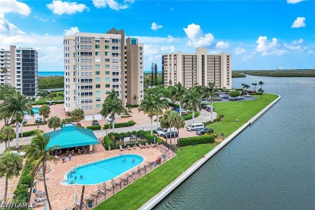 21 Bluebill AVE B905, Naples, FL 34108