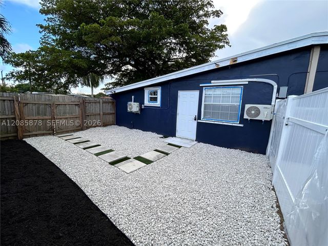 6541 SW 5th St, Pembroke Pines, FL 33023