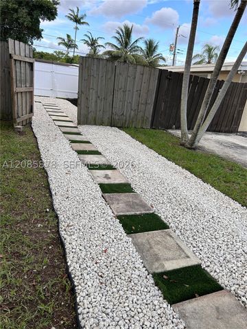 6541 SW 5th St, Pembroke Pines, FL 33023