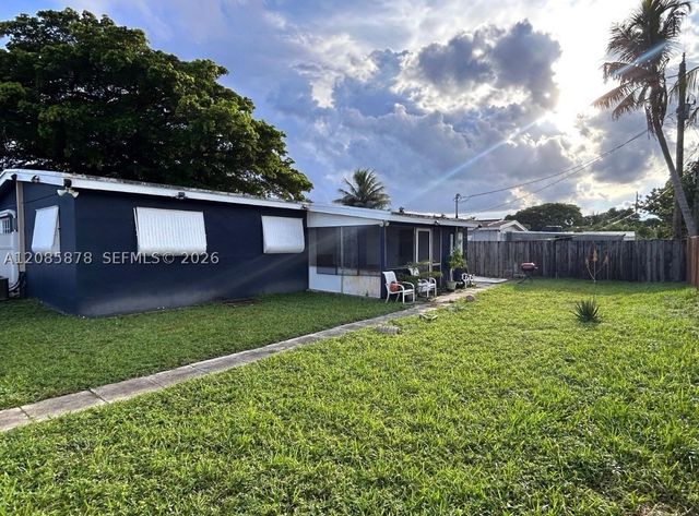 6541 SW 5th St, Pembroke Pines, FL 33023