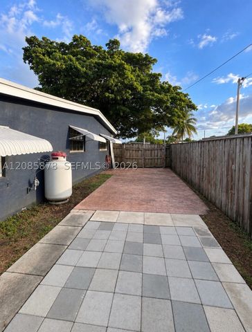 6541 SW 5th St, Pembroke Pines, FL 33023