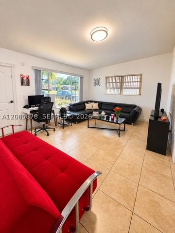 6541 SW 5th St, Pembroke Pines, FL 33023