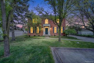 1112 Vernier Road, Grosse Pointe Woods, MI 48236