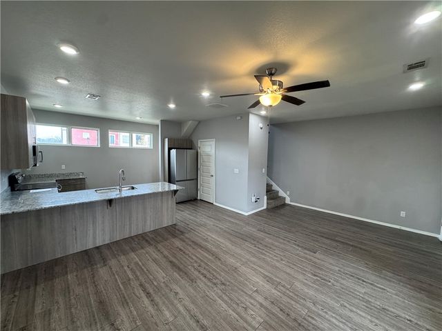 1666 S Razorback Road, Fayetteville, AR 72701