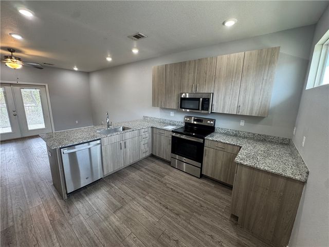 1666 S Razorback Road, Fayetteville, AR 72701