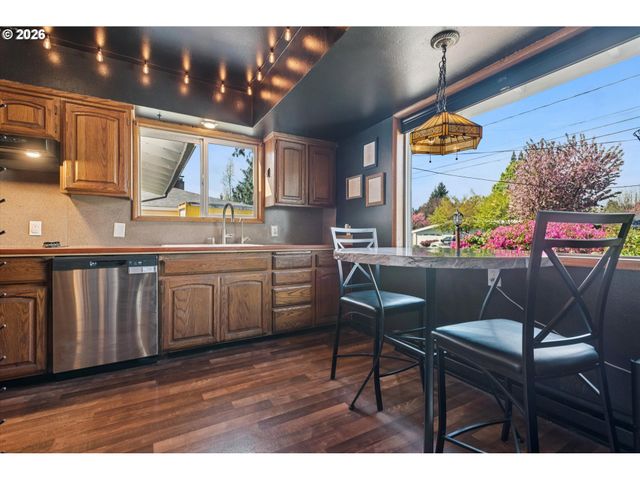 584 Se 12TH Ave, Hillsboro, OR 97123