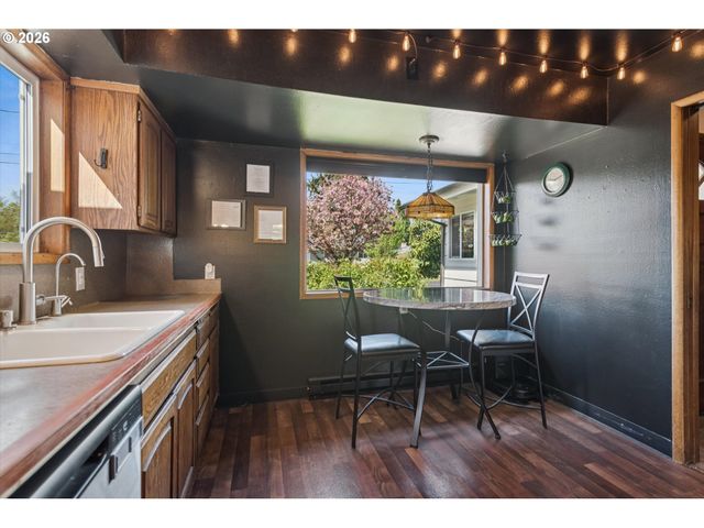 584 Se 12TH Ave, Hillsboro, OR 97123