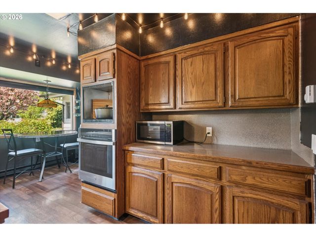 584 Se 12TH Ave, Hillsboro, OR 97123