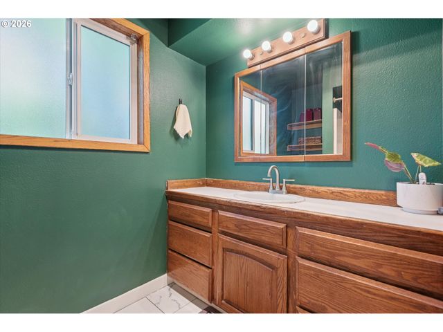 584 Se 12TH Ave, Hillsboro, OR 97123