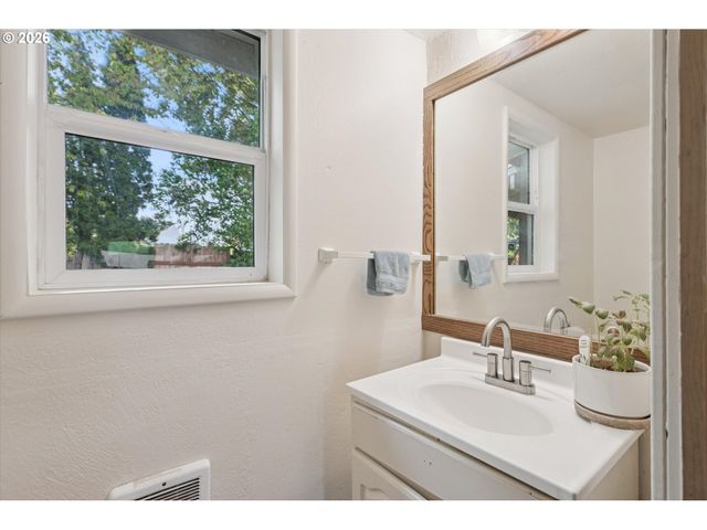 584 Se 12TH Ave, Hillsboro, OR 97123