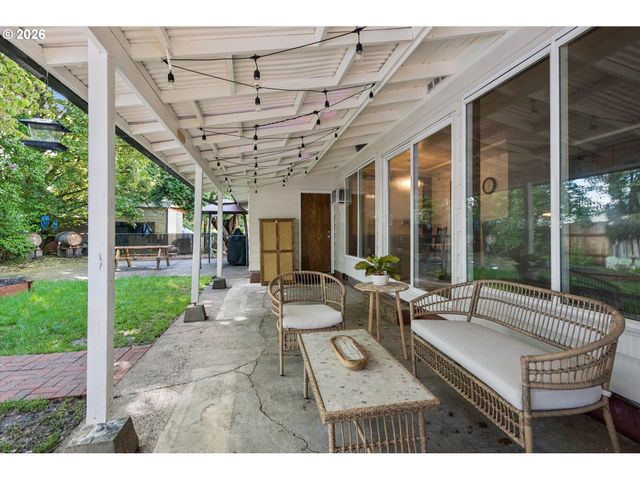 584 Se 12TH Ave, Hillsboro, OR 97123