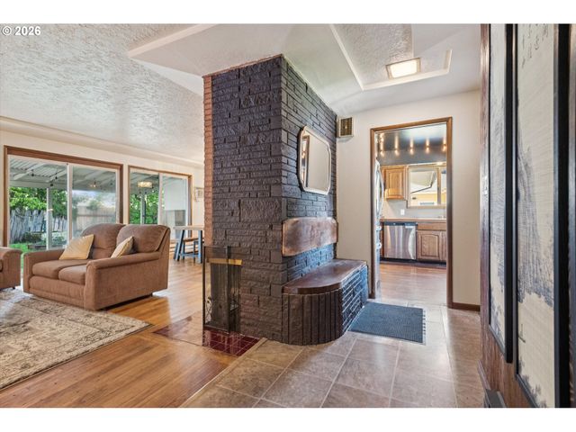 584 Se 12TH Ave, Hillsboro, OR 97123