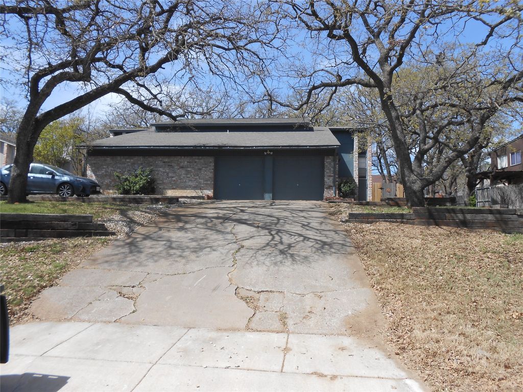 1920 Crooked Lane, Fort Worth, TX 76112