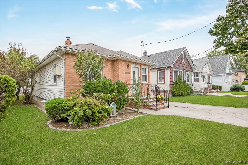 8532 262nd Street, Floral Park, NY 11001 — photo 2