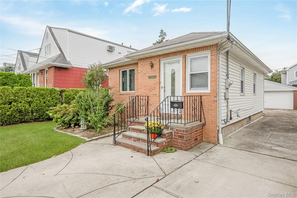 8532 262nd Street, Floral Park, NY 11001 — photo 3