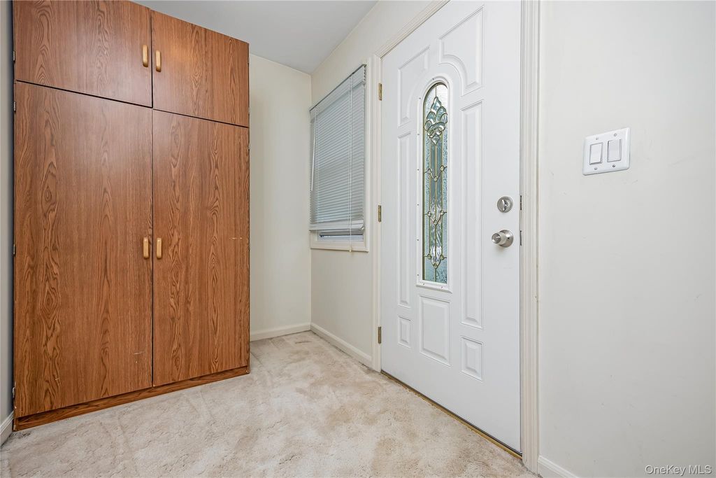 8532 262nd Street, Floral Park, NY 11001 — photo 4