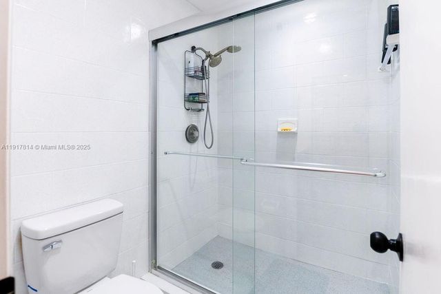 929 NE 199th St 203, Miami, FL 33179