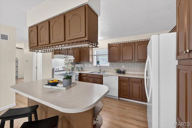 12228 Glenpark Drive, Maryland Heights, MO 63043