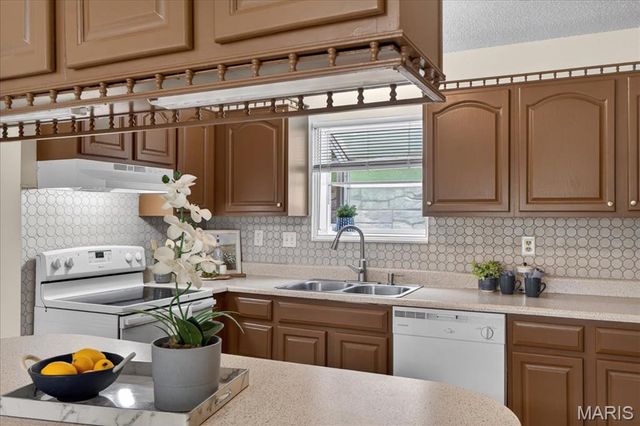 12228 Glenpark Drive, Maryland Heights, MO 63043