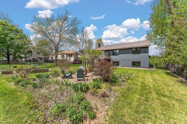 986 Demont Avenue E, Maplewood, MN 55109