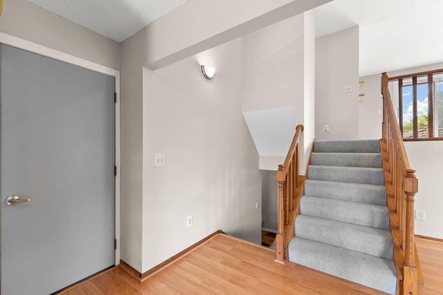 986 Demont Avenue E, Maplewood, MN 55109