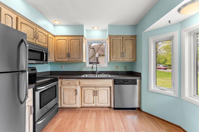986 Demont Avenue E, Maplewood, MN 55109