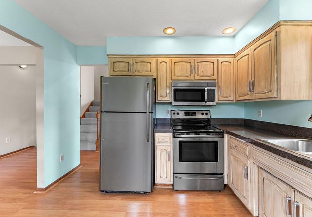 986 Demont Avenue E, Maplewood, MN 55109