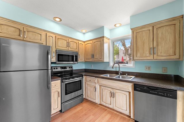 986 Demont Avenue E, Maplewood, MN 55109