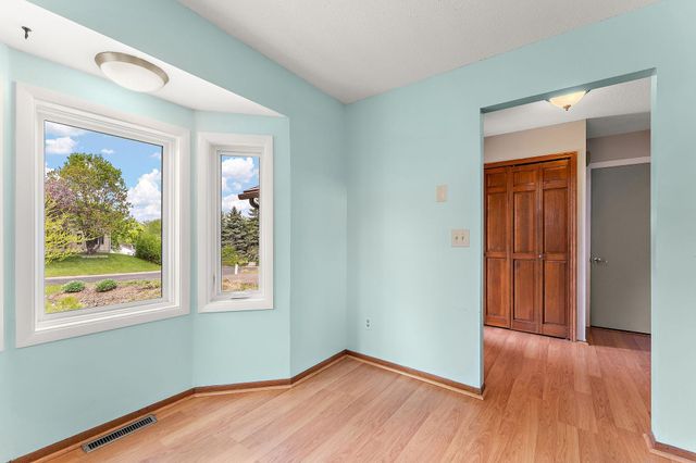 986 Demont Avenue E, Maplewood, MN 55109