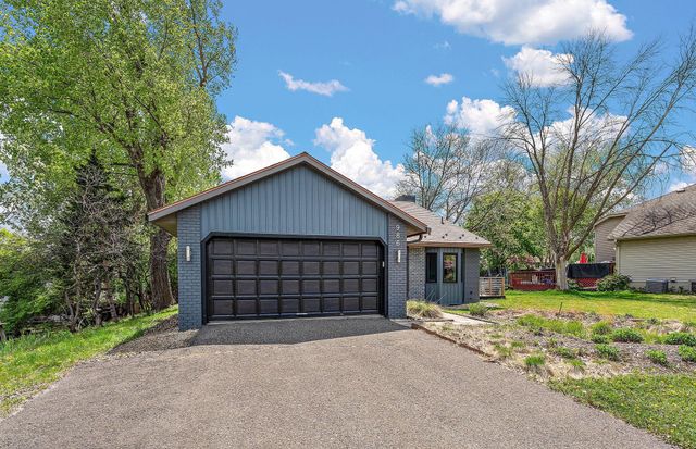 986 Demont Avenue E, Maplewood, MN 55109