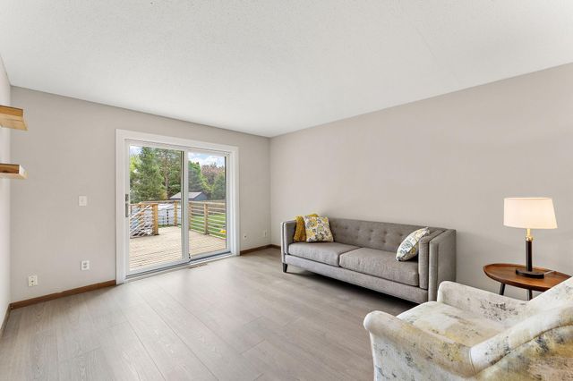 986 Demont Avenue E, Maplewood, MN 55109
