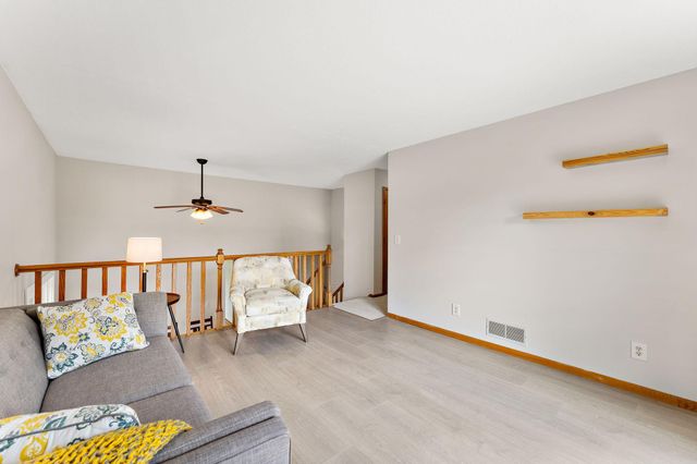 986 Demont Avenue E, Maplewood, MN 55109