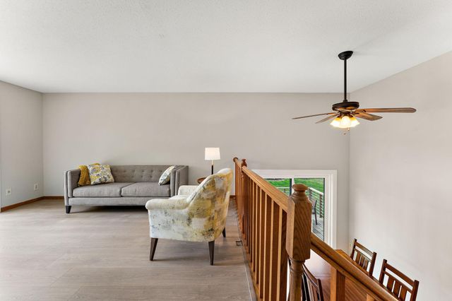 986 Demont Avenue E, Maplewood, MN 55109