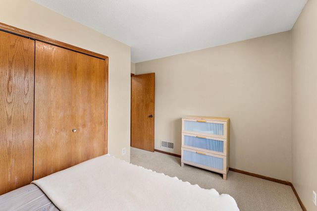 986 Demont Avenue E, Maplewood, MN 55109