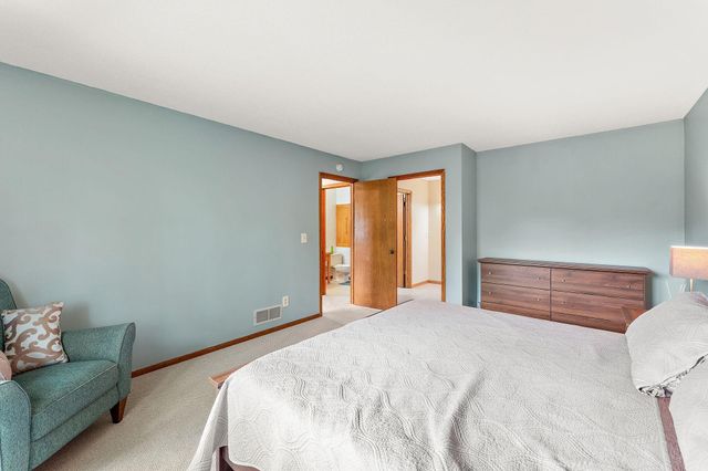 986 Demont Avenue E, Maplewood, MN 55109