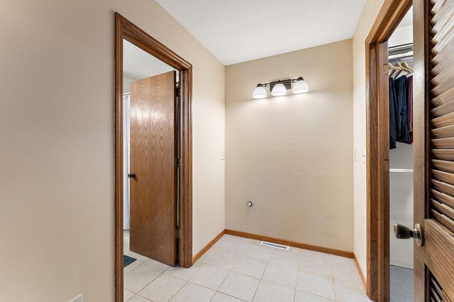 986 Demont Avenue E, Maplewood, MN 55109
